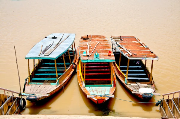 Дерев'яний човен на річці — стокове фото