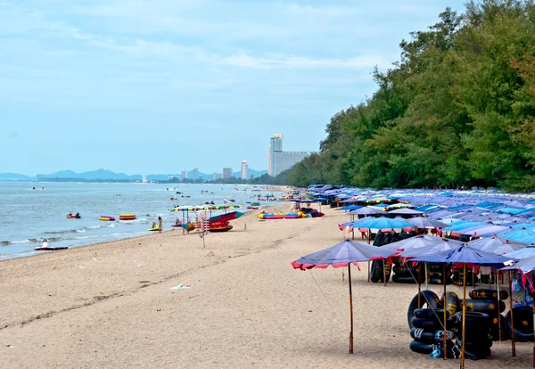 La spiaggia di sabbia e l'ombrellone della spiaggia di cha-am a Petchaburi Provin — Foto Stock