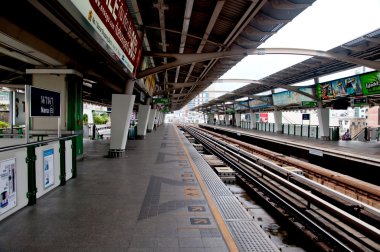 Bangkok, Tayland - 25 Haziran: gökyüzü tren rayların tren