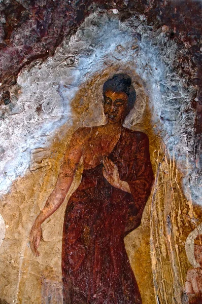 Het oude schilderij van Boeddha status in grot — Stockfoto