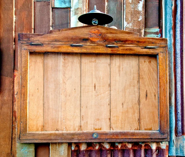 La vecchia tavola di legno di avviso — Foto Stock