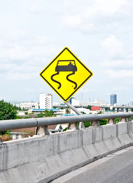 Le panneau jaune glissant sur l'autoroute — Photo