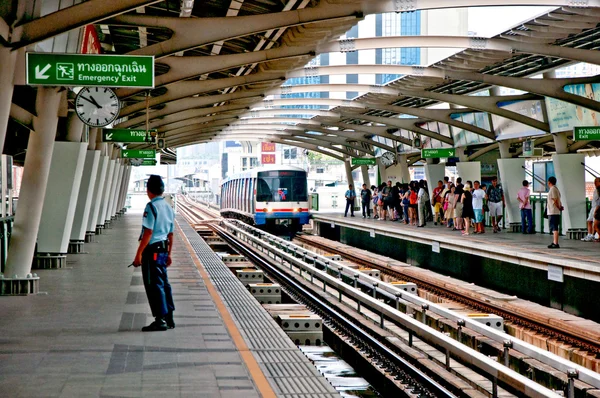 Bangkok, thailand - 25 juni: de sporen van trein op sky train in — Stockfoto