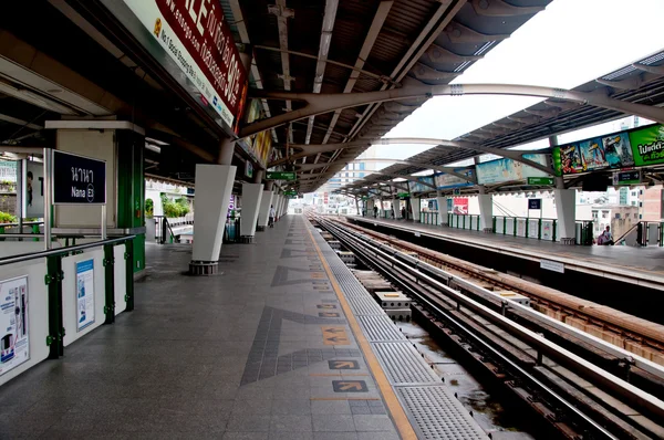 BANGKOK, THAILAND - JUNE 25: The Tracks of train on sky train in — Stock Photo, Image