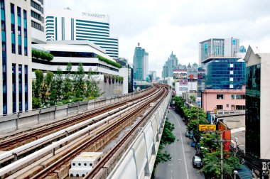Bangkok, Tayland - 25 Haziran: gökyüzü tren rayların tren