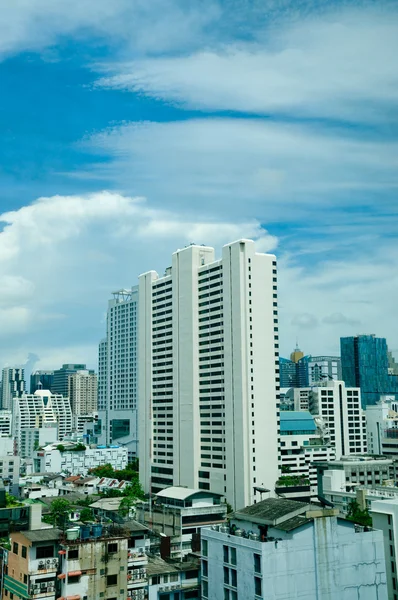 O edifício moderno no fundo do céu azul — Fotografia de Stock