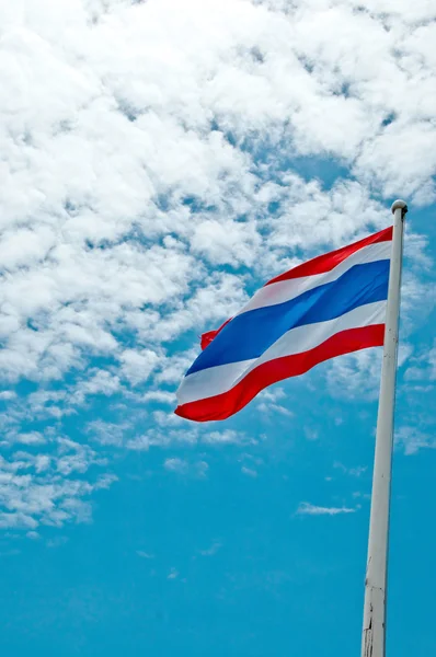Die thailändische Nationalflagge auf blauem Himmel — Stockfoto