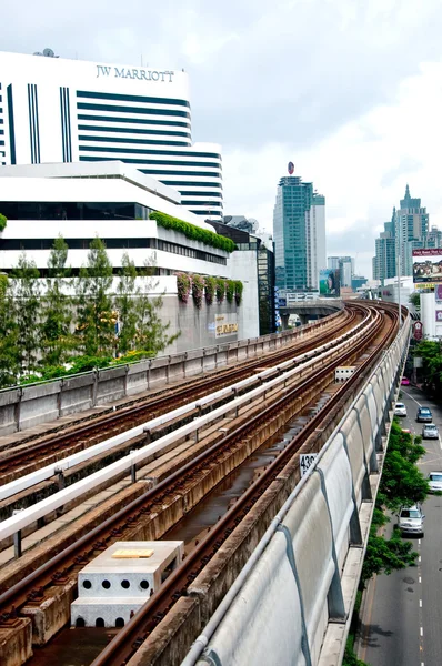 曼谷，泰国 — — 6 月 25 日： 在天空上火车铁轨列车中 — 图库照片