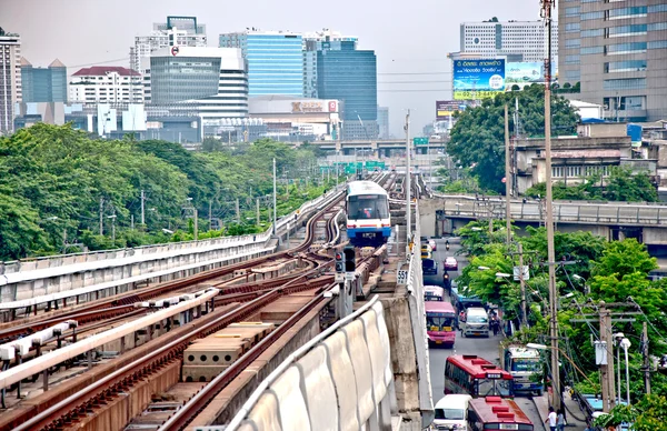 BANGKOK, THAÏLANDE - 25 JUIN : Les traces du train dans le ciel train à — Photo