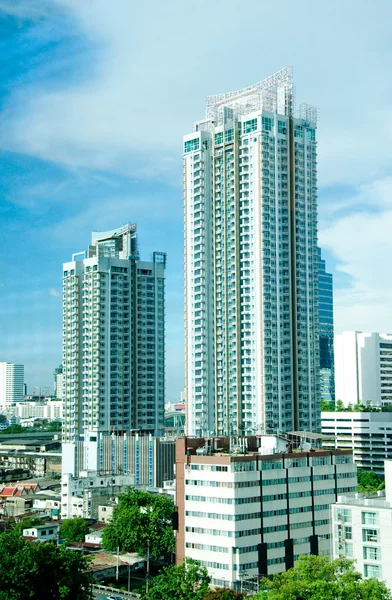Mavi gökyüzü arka plan üzerinde Bina Modern — Stok fotoğraf
