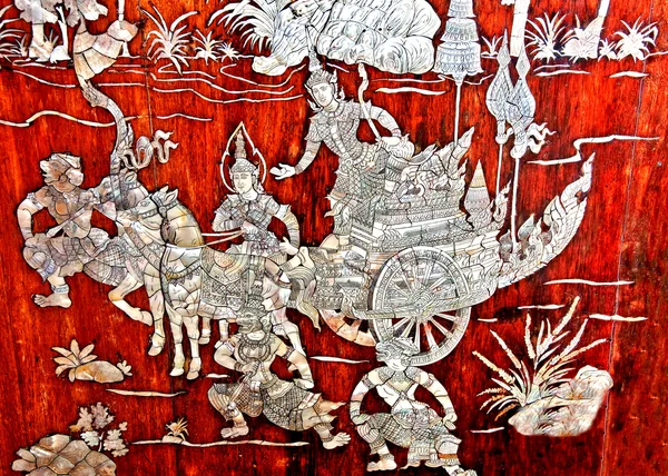 Η τέχνη της Ταϊλάνδης σκαλισμένα αγοράσουνμαργαριτάρι κέλυφος σε παλιό ξύλο — Φωτογραφία Αρχείου