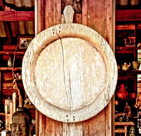 A moldura do círculo de madeira velha no fundo do pólo de madeira — Fotografia de Stock
