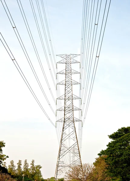 高電圧塔と青い空を背景ケーブル — ストック写真