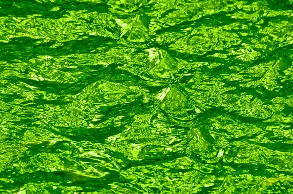 纹理的绿色波纹水 — 图库照片