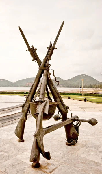 El arma del monumento valiente soldado en la provincia de Rayong, Tailandia — Foto de Stock