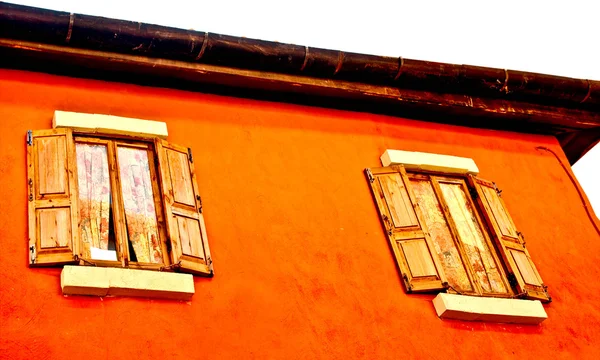 Stare okna na tle ściany — Zdjęcie stockowe