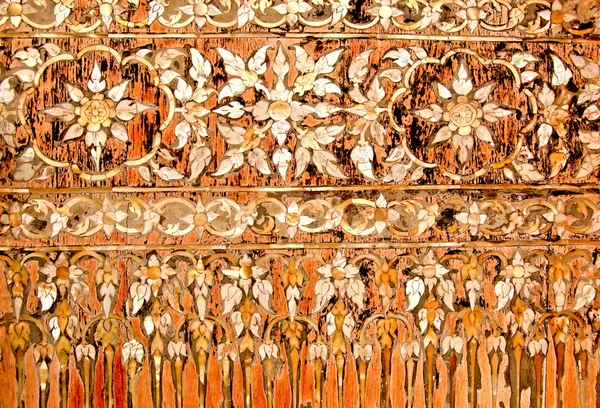 De Thaise kunst gesneden parel shell op oud hout — Stockfoto