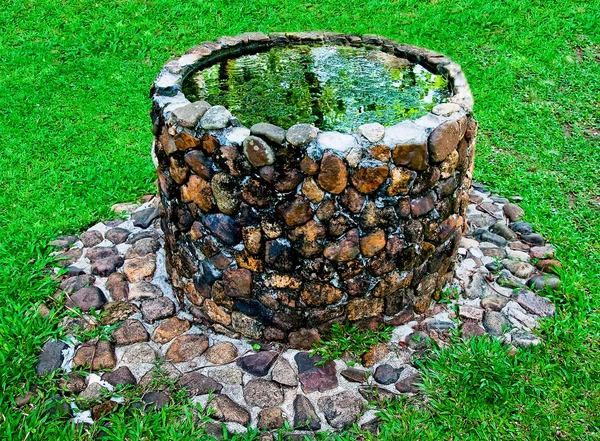 O tijolo antigo bem no parque — Fotografia de Stock