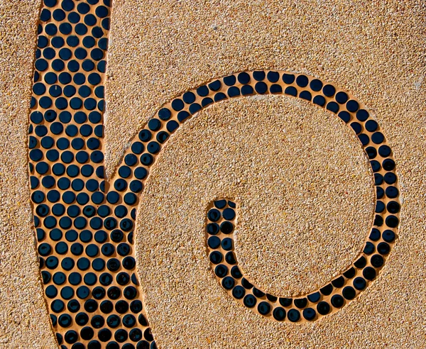 Абстрактная керамическая спираль на каменистом фоне — стоковое фото