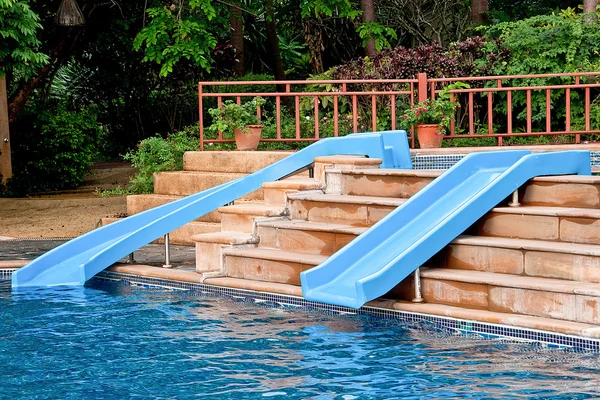 Die Wasserrutsche des Schwimmbades — Stockfoto