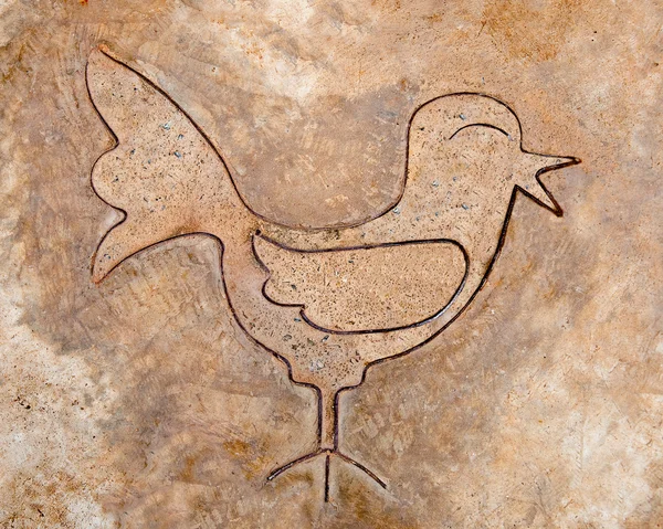 セメントの床に鳥の鉄パターン行 — ストック写真