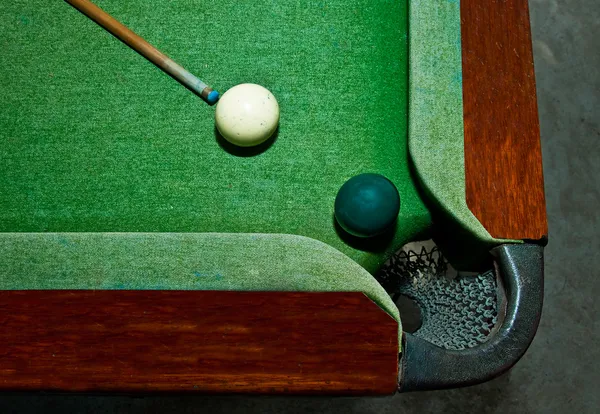 Die zwei Kugeln auf dem Snookertisch — Stockfoto