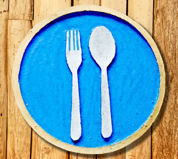 Знак виделки і ложки на тарілці — стокове фото