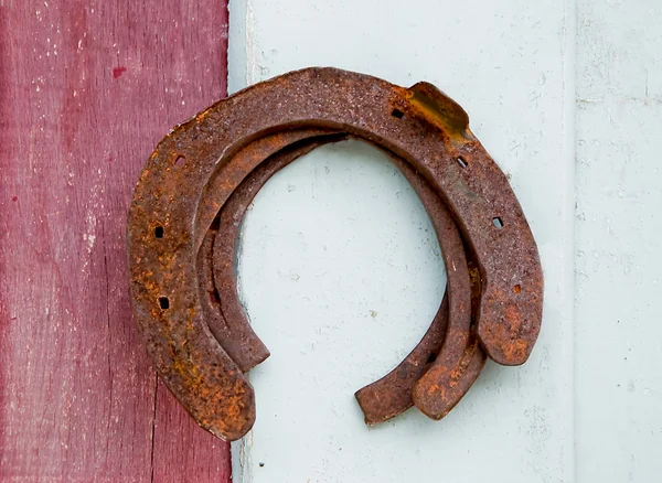 The Old rusty horseshoe on wood background — Stock Photo, Image