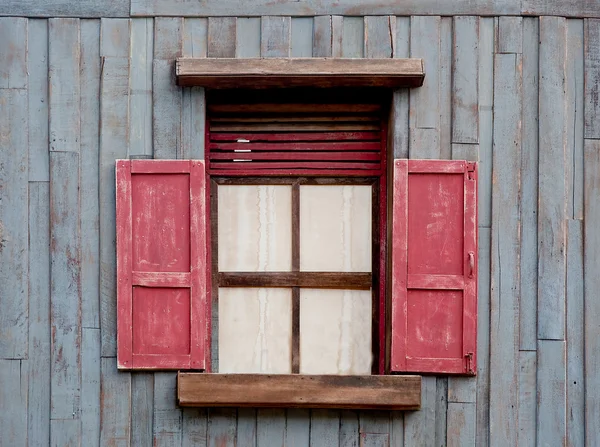 La vieille fenêtre en bois — Photo