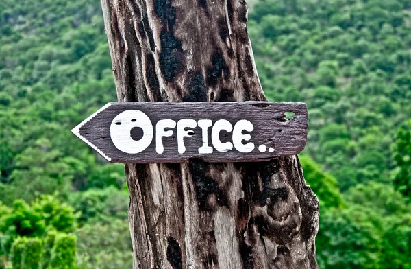 Het teken van oud hout van weg naar kantoor — Stockfoto