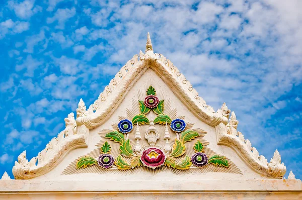 La Bella parte anteriore di padiglione in tempio su sfondo di cielo azzurro — Foto Stock