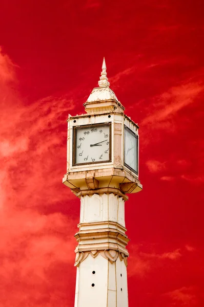 O relógio de torre tailandesa de número estilo tailandês isolado no céu vermelho ba — Fotografia de Stock