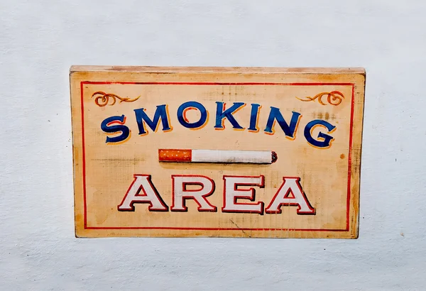 벽에 흡연 구역의 기호 나무 상자 — 스톡 사진