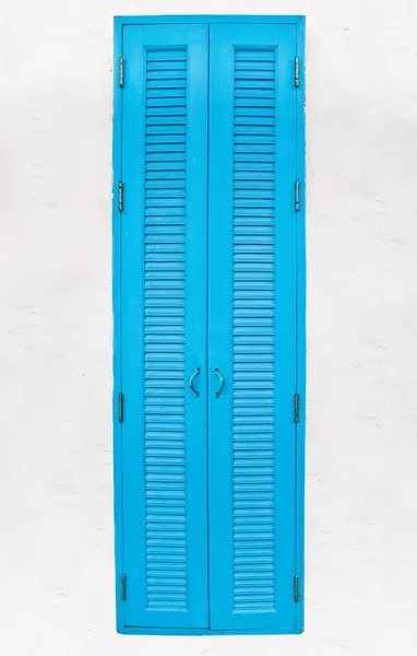 A porta velha no fundo da parede branca — Fotografia de Stock