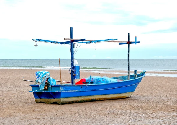 The Old fishing boat on sand beach — Stock Photo, Image
