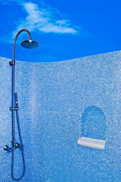 A cabeça de chuveiro moderna no banheiro isolado no céu azul backgrou — Fotografia de Stock