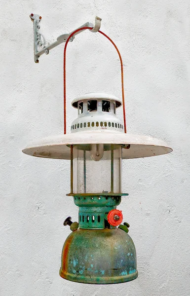 A lâmpada de parafina no fundo da parede — Fotografia de Stock
