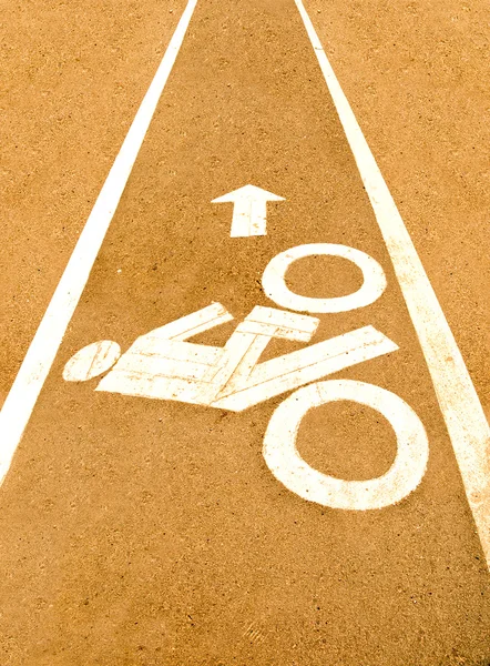 绘在人行道上的自行车道路标志 — 图库照片