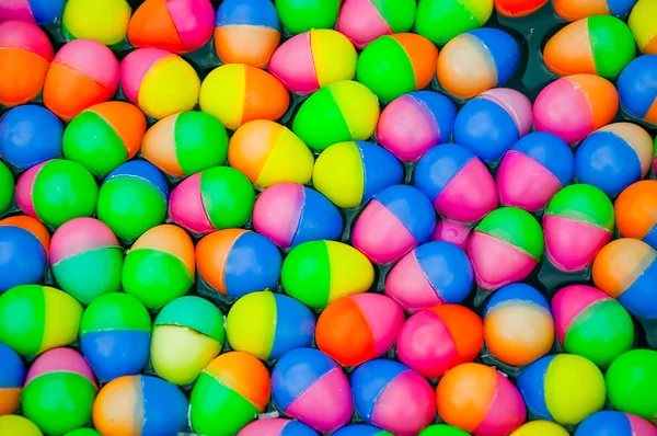 O plástico de ovos de Páscoa colorido — Fotografia de Stock