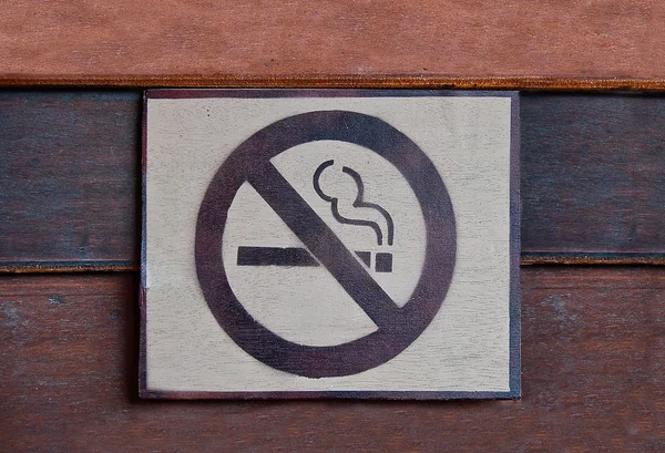 Znak zakaz palenia na tle drewna — Zdjęcie stockowe