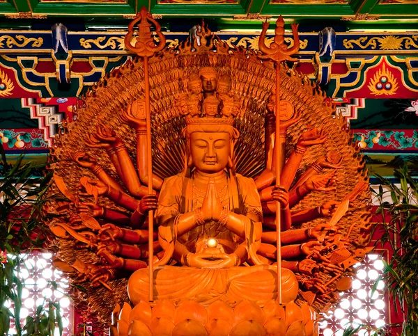 Le Bodhisattva d'or "Guan Yin" avec une statue à mille mains — Photo