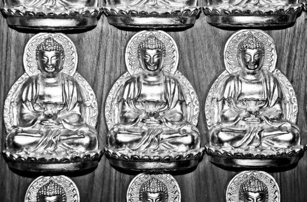 The Row of buddha status in temple — Stock Photo, Image