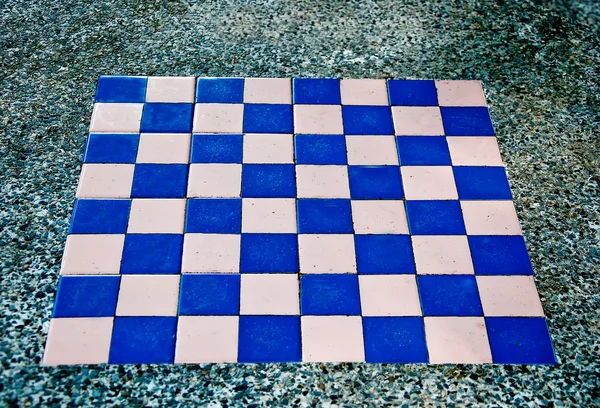O tabuleiro de xadrez na mesa de rock — Fotografia de Stock