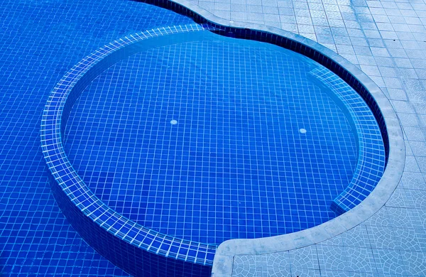 A bela forma de piscina no resort — Fotografia de Stock