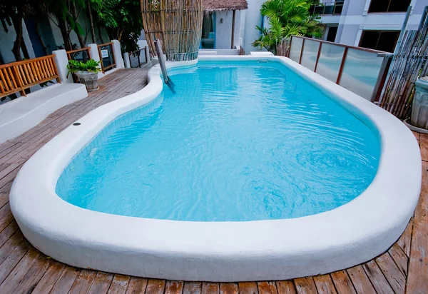 A bela forma de piscina no resort — Fotografia de Stock