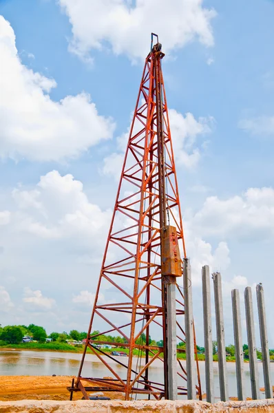 El viejo derrick sobre fondo azul del cielo — Foto de Stock