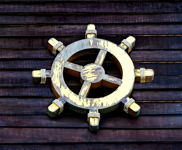 A roda velha do navio de madeira — Fotografia de Stock