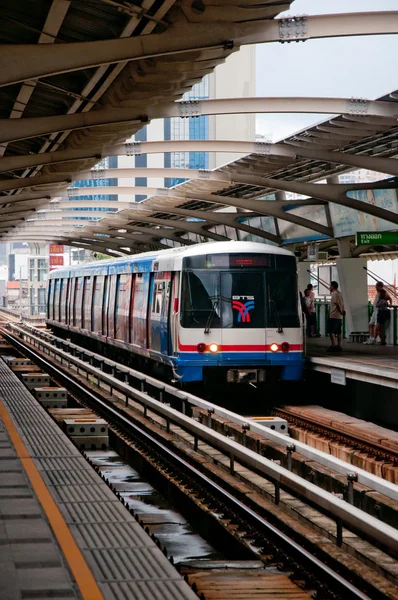 1766: The BTS Skytrain speeds through the city center June 5, 2011 in — Stock Photo, Image