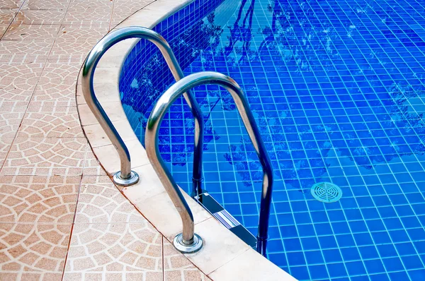 The Closeup of swimming pool with staircase at hotel — Stockfoto