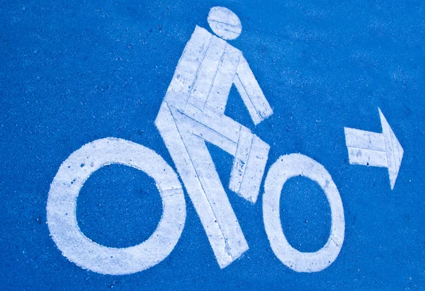 绘在人行道上的自行车道路标志 — 图库照片